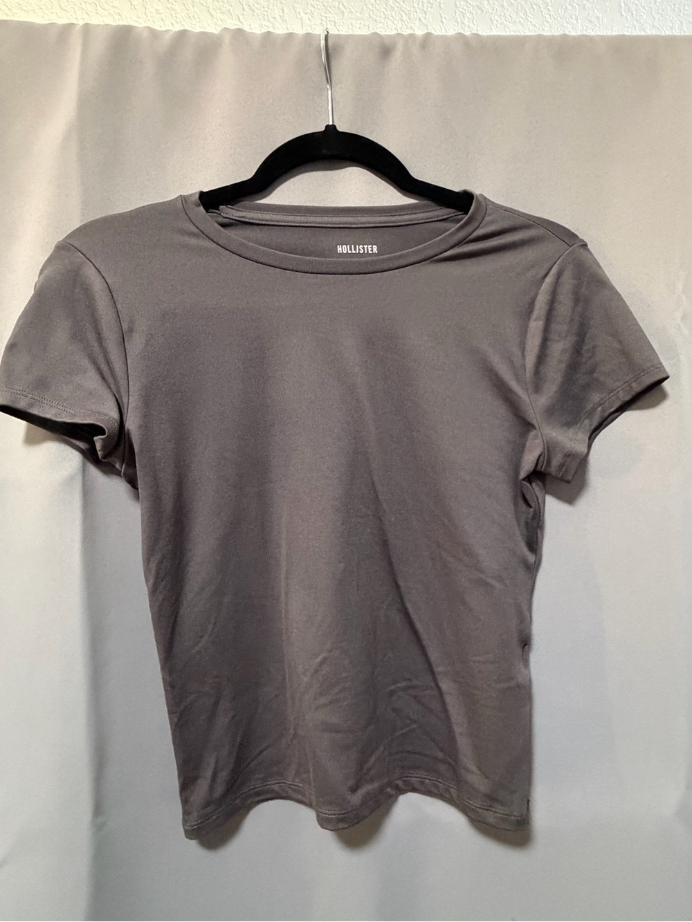 Hollister Short-Sleeve Crewneck Tee in Charcoal